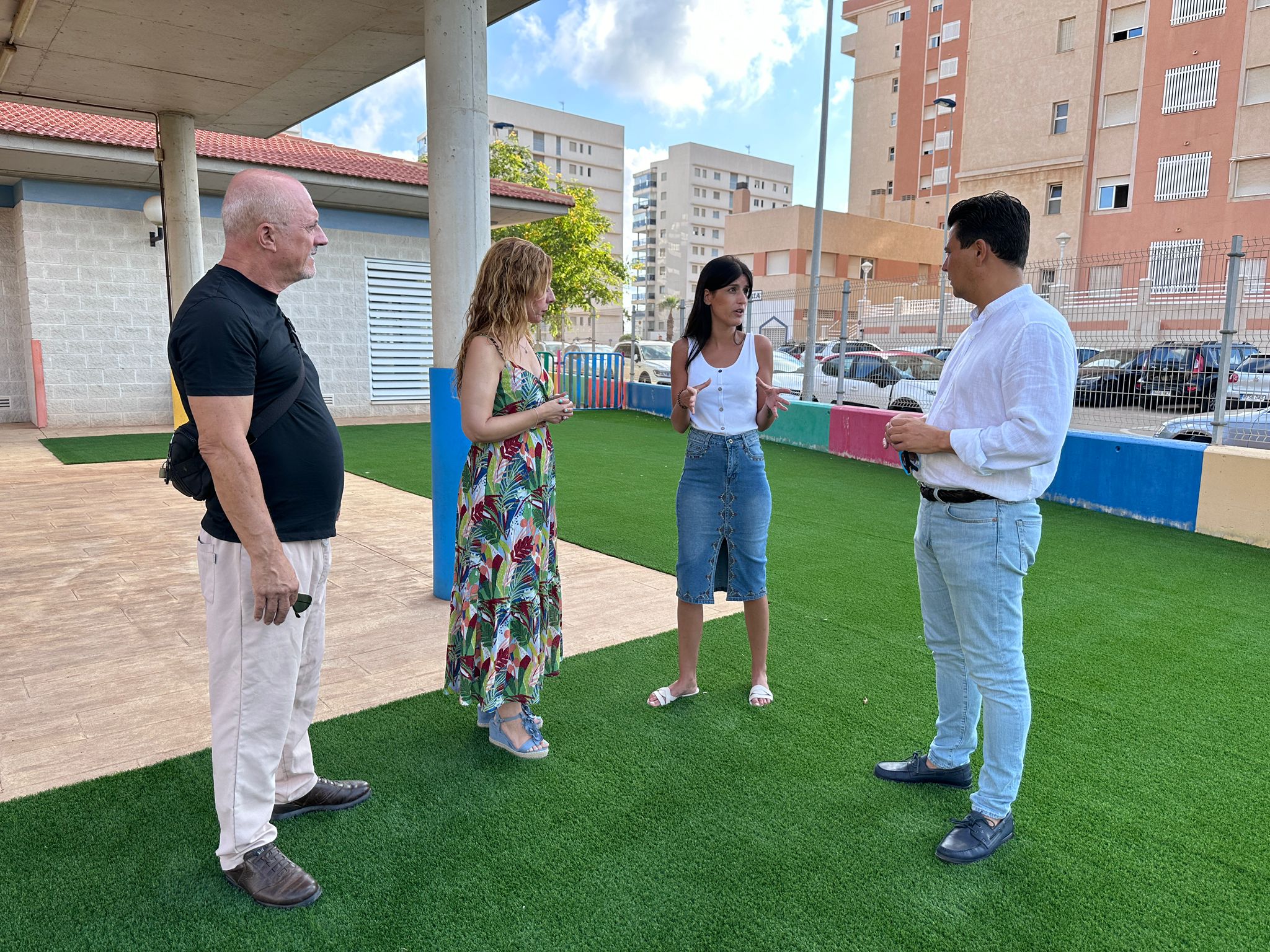 La Escuela Infantil municipal de La Manga sustituye el suelo de caucho del patio por el césped con sistema de drenaje